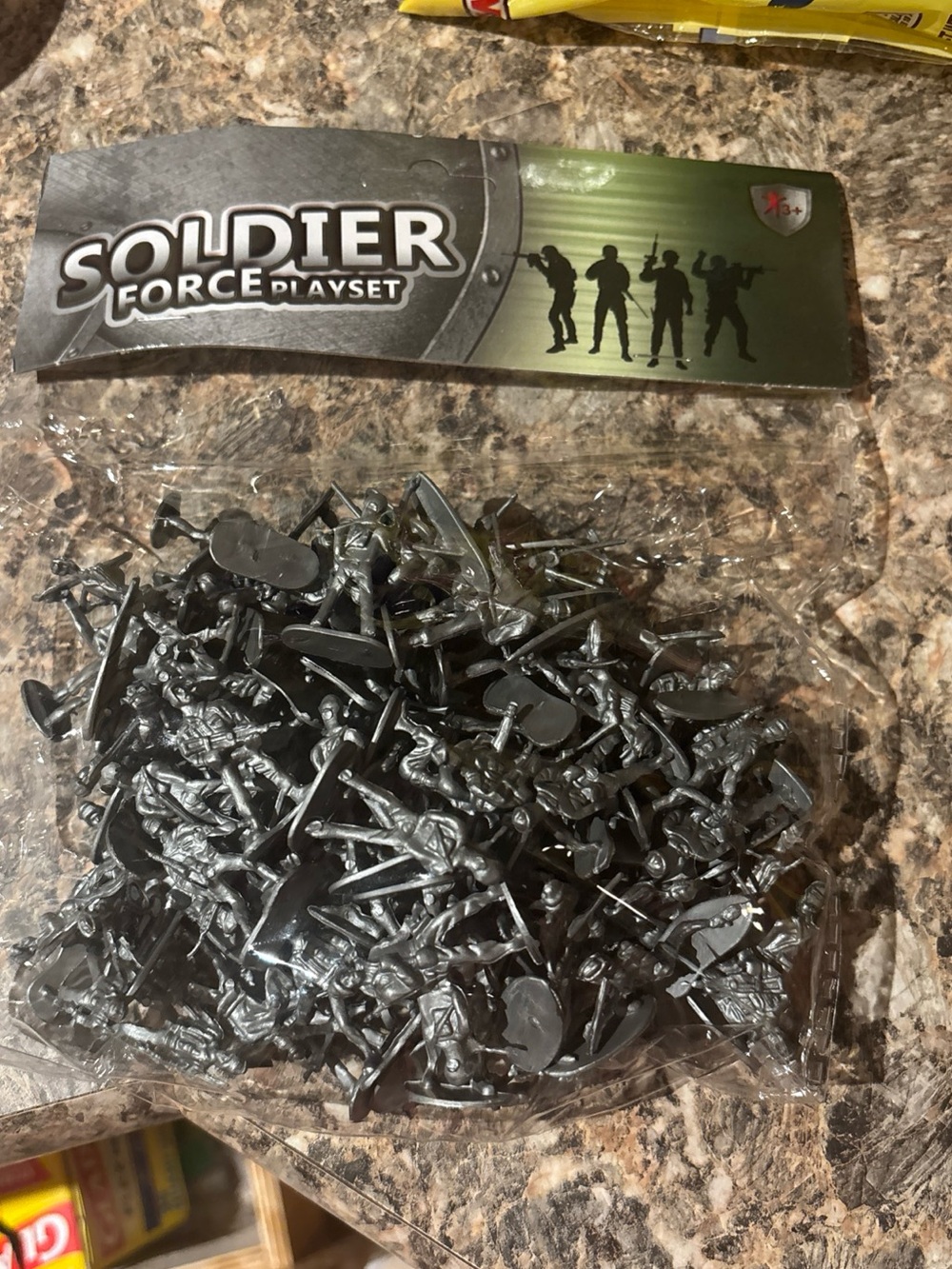 Package of 100 silver plastic soldiers-new